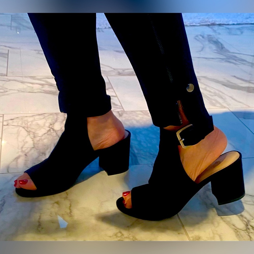 9 West black suede peep toe chunky heeled sandals w/adjustable ankle strap. 🐈‍⬛